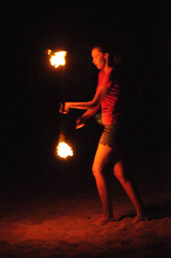 Garota mostra suas habilidades pirotécnicas durante festa na praia de Little Beach, ao sul de Kihei, em Maui, no Havaí
